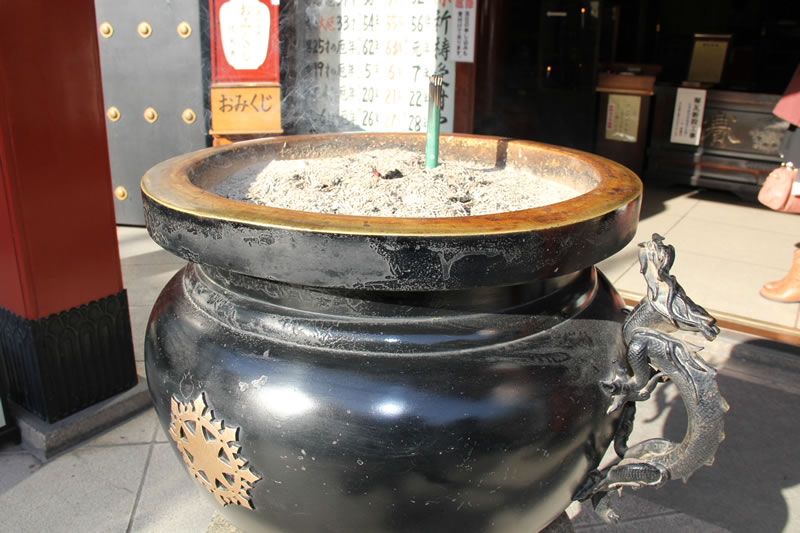 お寺の線香