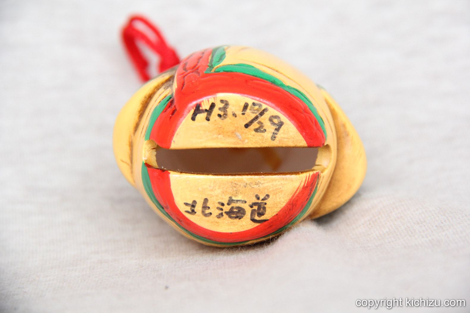 下には横一文字の穴が開いている。