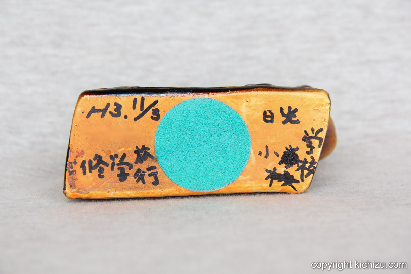 三猿陶器の置物の裏側