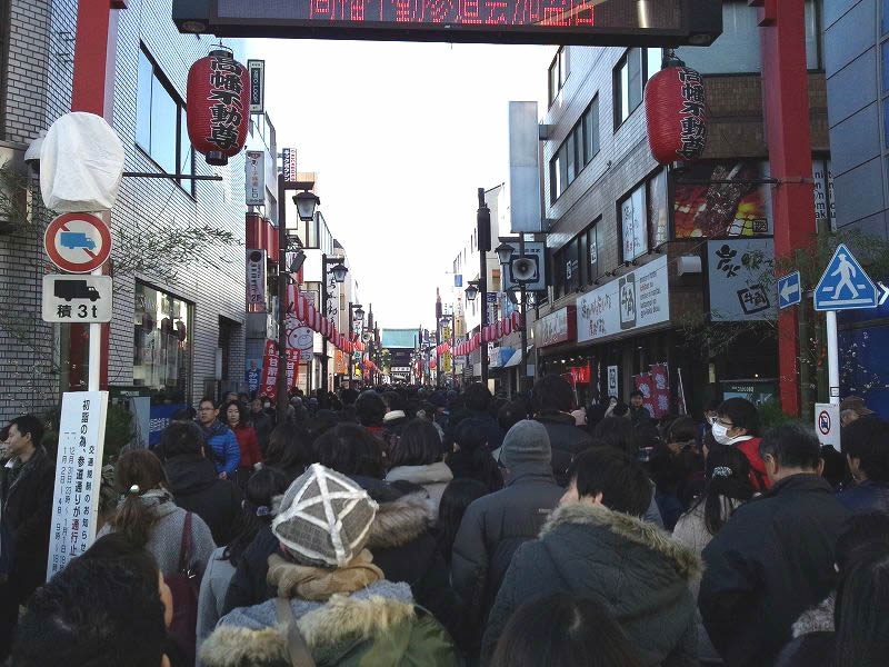 高幡不動尊へ続く道