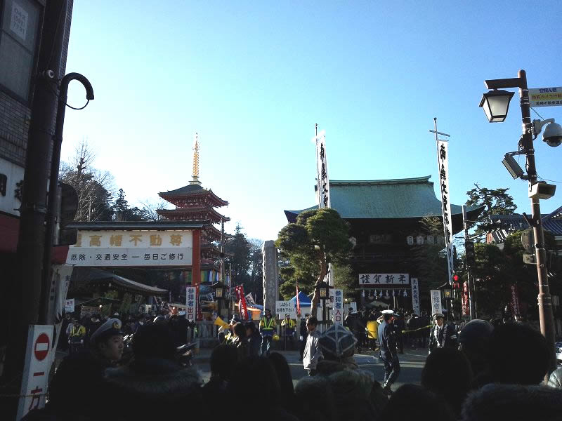 高幡不動尊の前