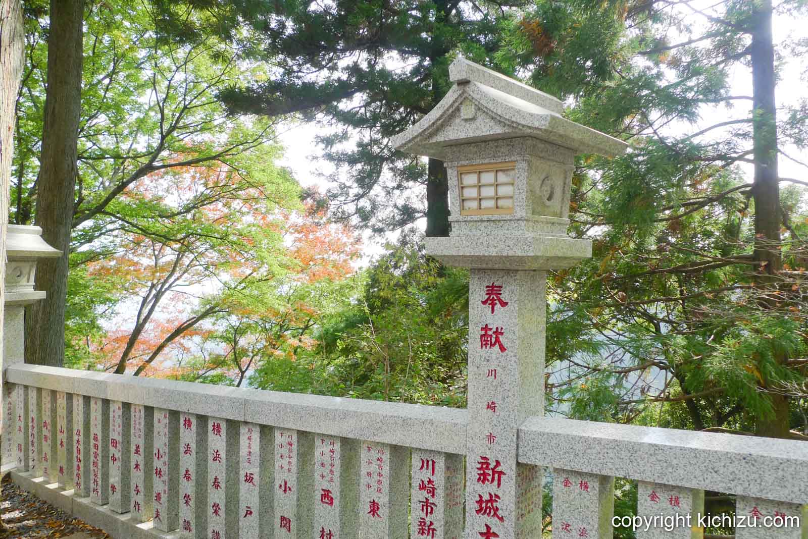 大山の灯籠と柱