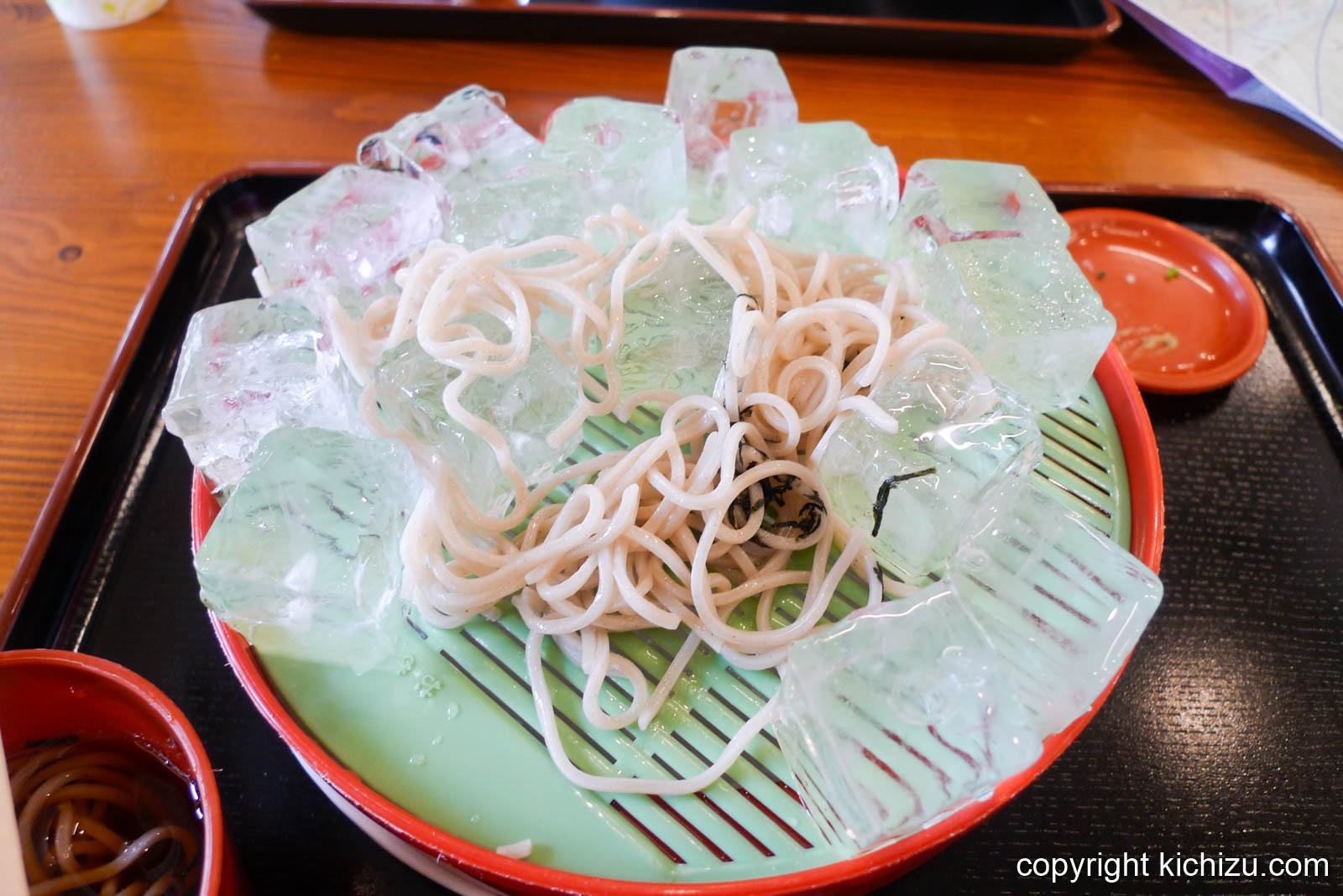 大量の氷が残ったざるそば