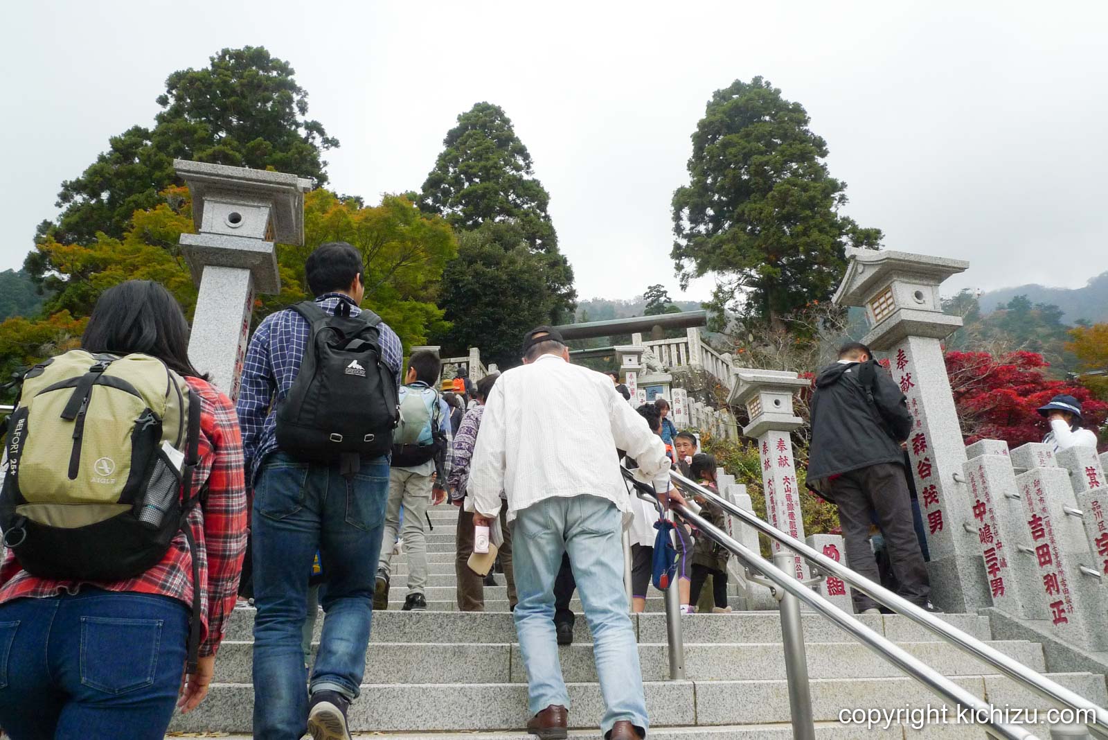 大山阿夫利神社下社の本堂に向かう階段