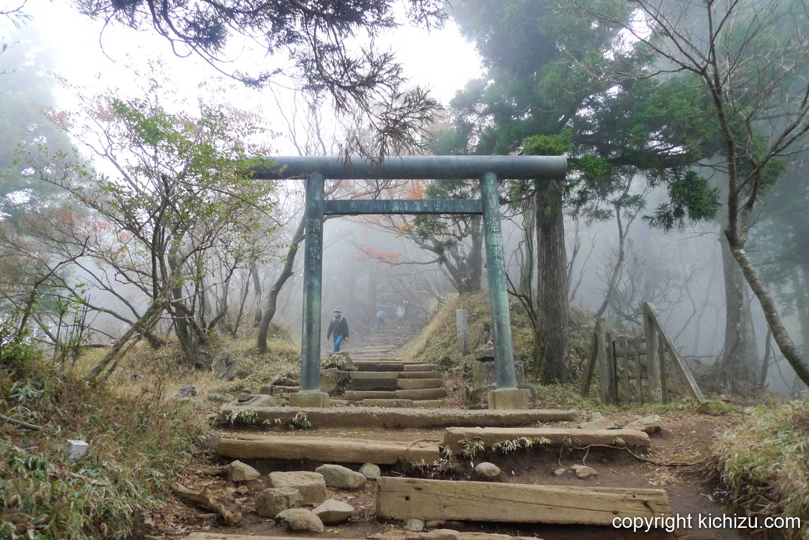 大山頂上付近の鳥居