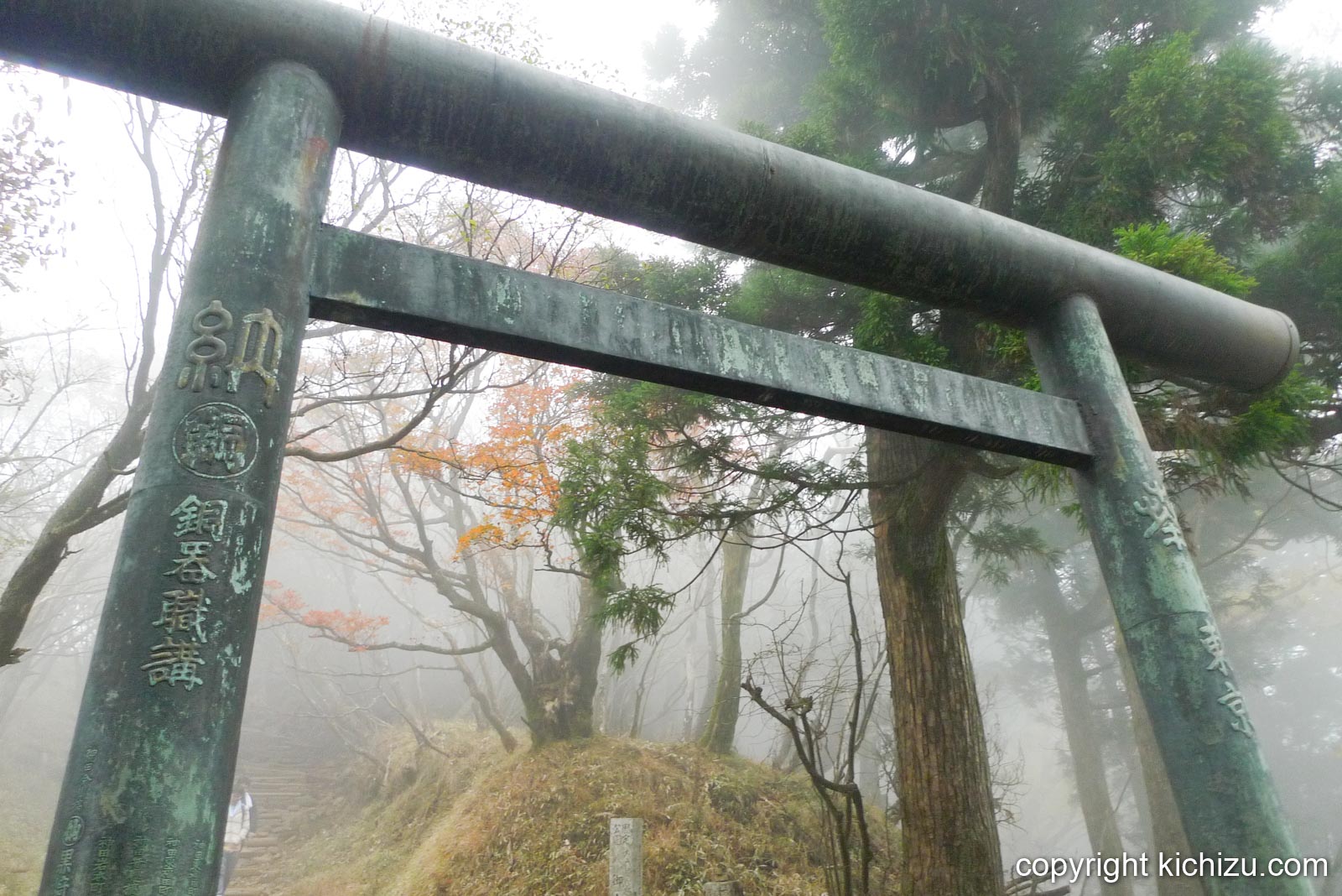大山頂上付近の鳥居