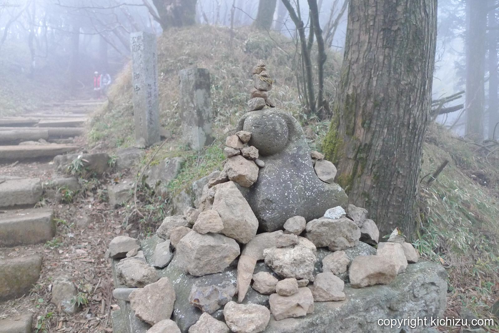 大山道中の石積み(ケルン)