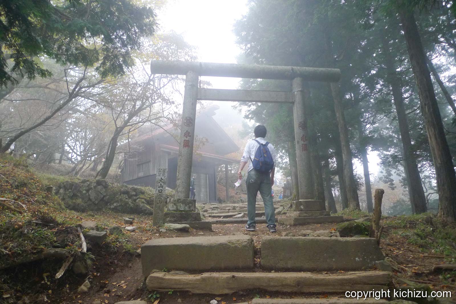 大山頂上付近の鳥居