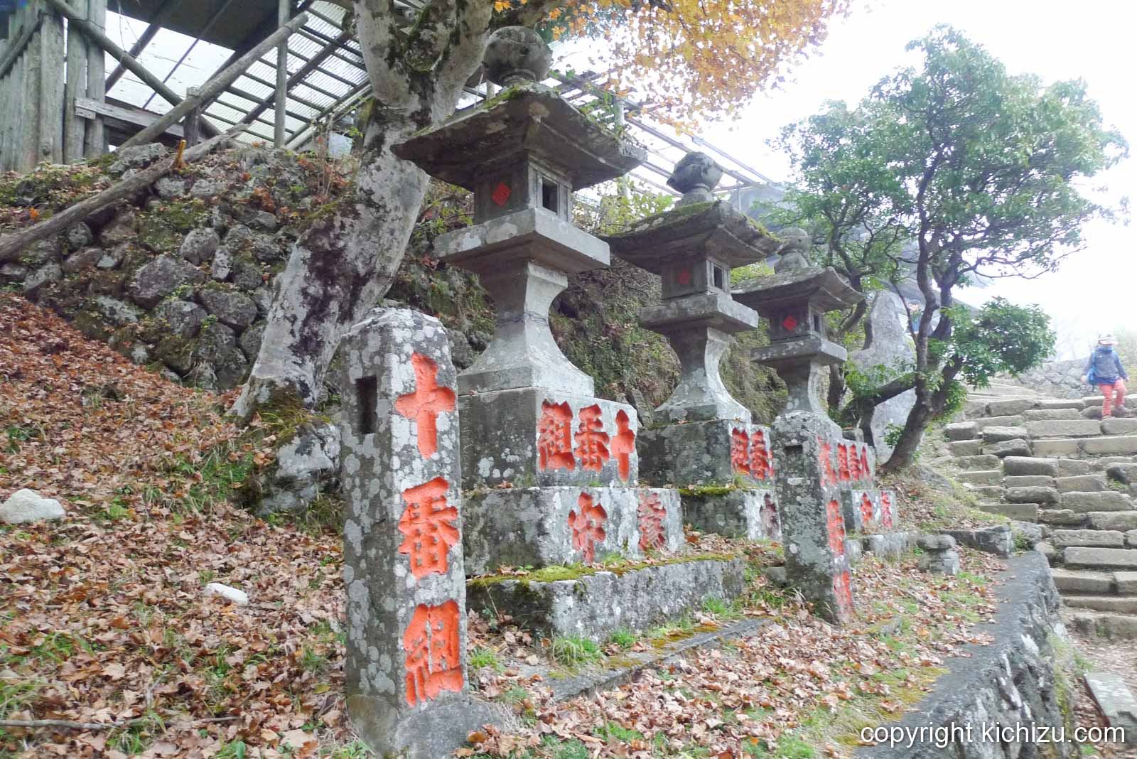大山頂上付近にある灯籠