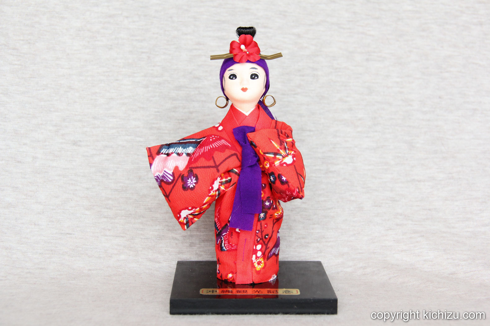 着物を着て踊っている沖縄の女性