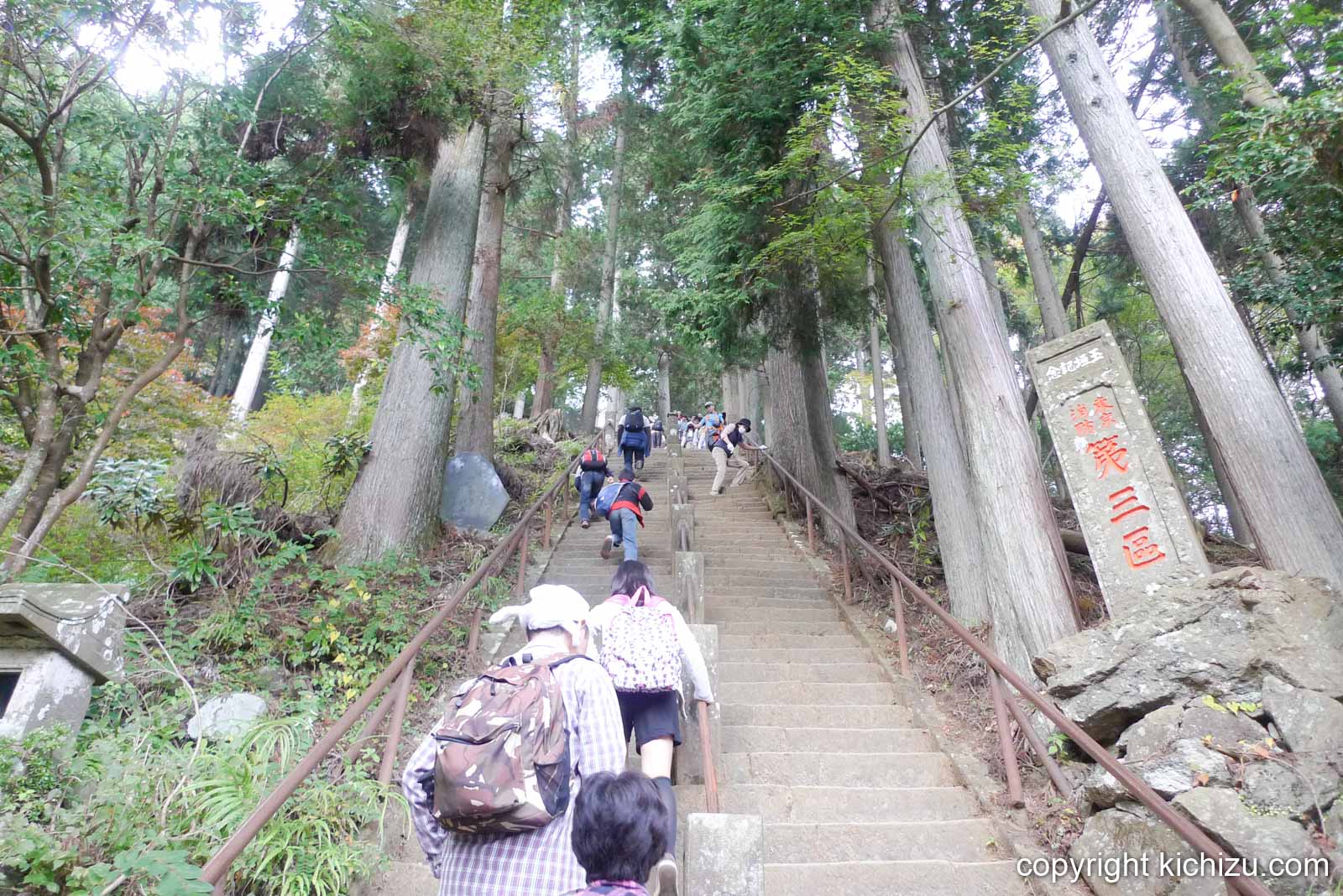 大山の強烈な石段