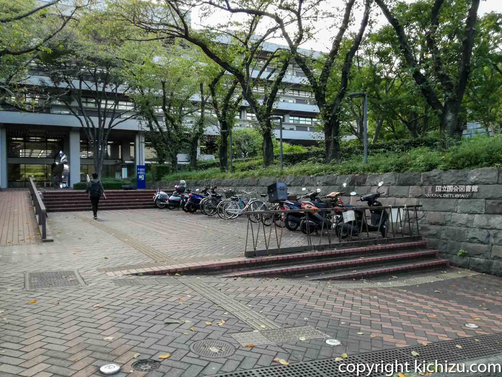 国会図書館入り口